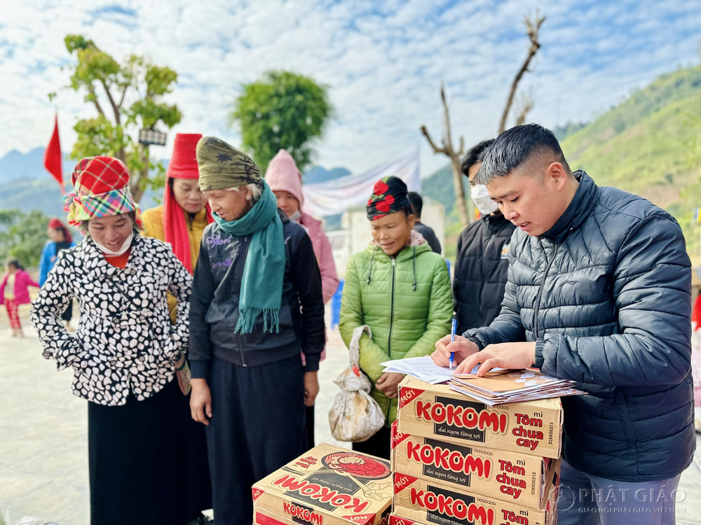 chua hoa phuc trao tang 100 suat qua tet cho cac gia dinh co hoan canh kho khan tai huyen quynh nhai son la