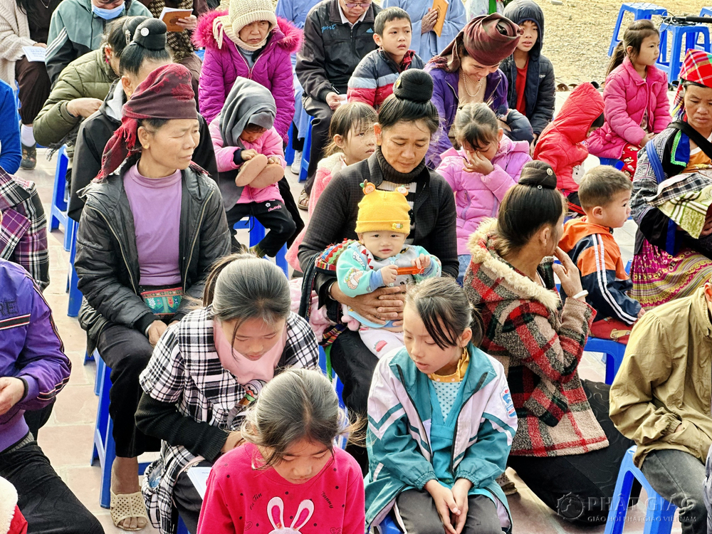 chua hoa phuc trao tang 100 suat qua tet cho cac gia dinh co hoan canh kho khan tai huyen quynh nhai son la