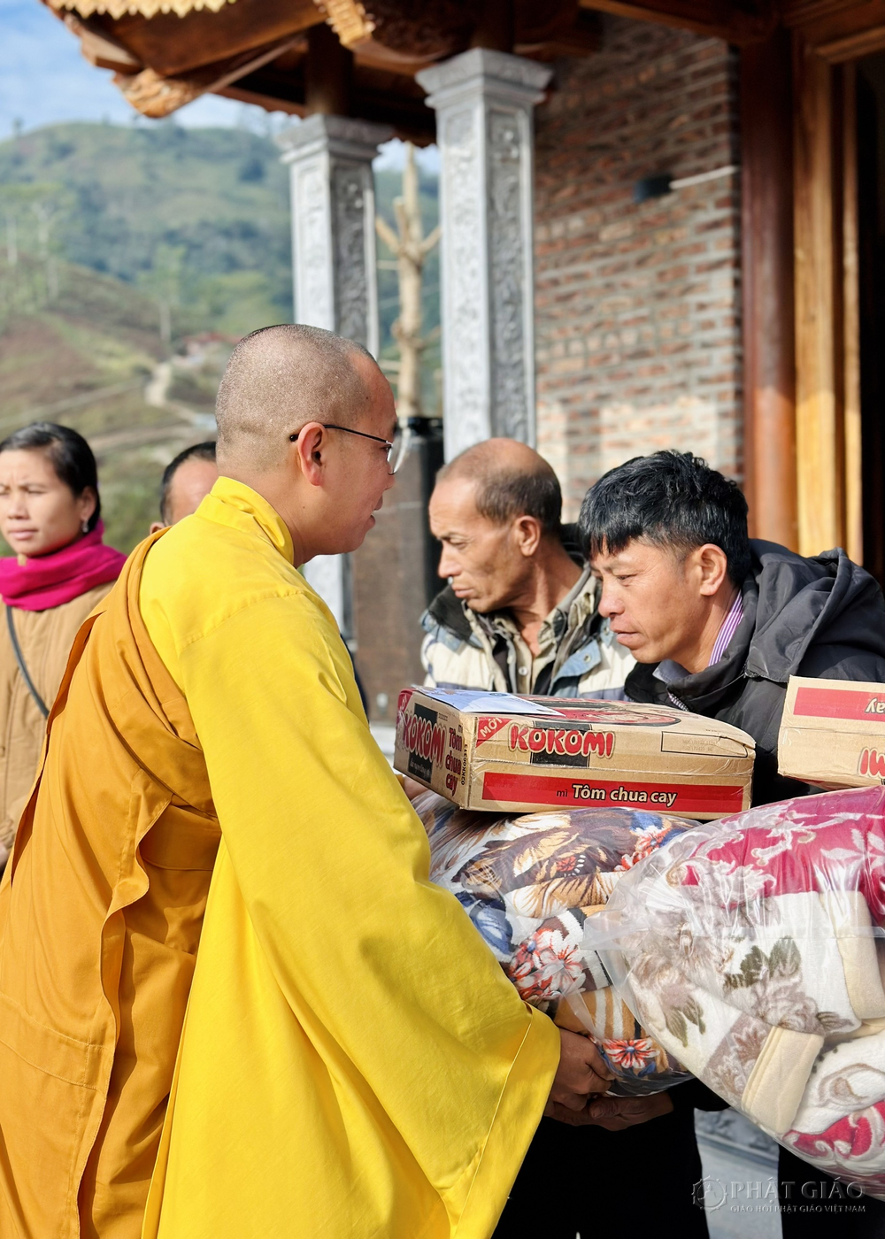 chua hoa phuc trao tang 100 suat qua tet cho cac gia dinh co hoan canh kho khan tai huyen quynh nhai son la