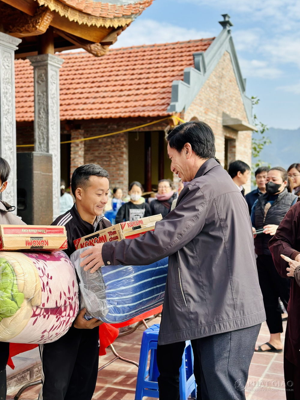 chua hoa phuc trao tang 100 suat qua tet cho cac gia dinh co hoan canh kho khan tai huyen quynh nhai son la