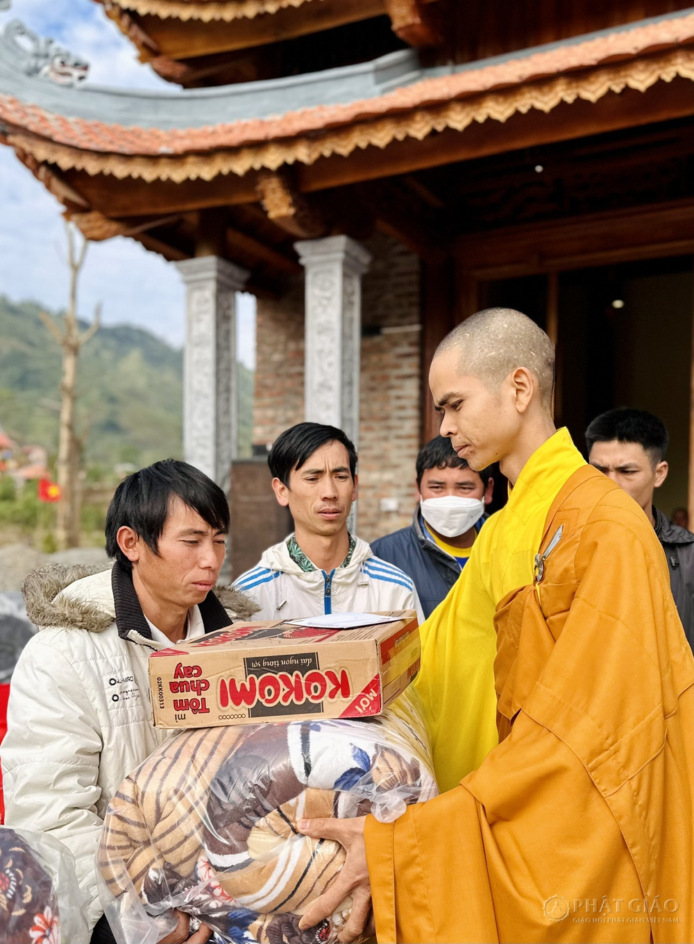 chua hoa phuc trao tang 100 suat qua tet cho cac gia dinh co hoan canh kho khan tai huyen quynh nhai son la