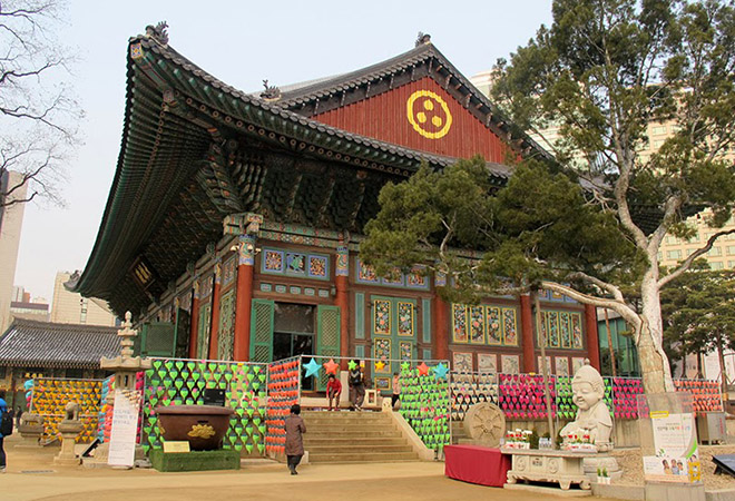 chua jogyesa diem den yen binh va tinh lang giua seoul nhon nhip