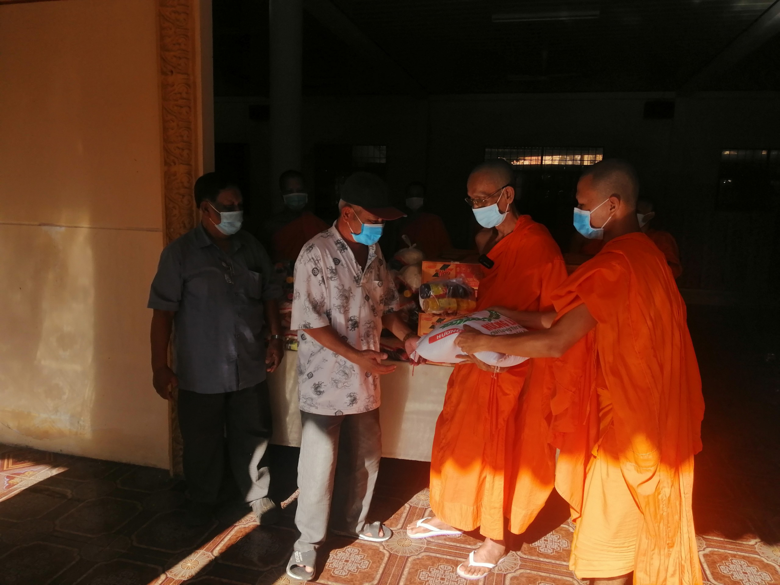 chua kompong tang 200 phan qua cho cac ho ngheo nguoi dan toc khmer