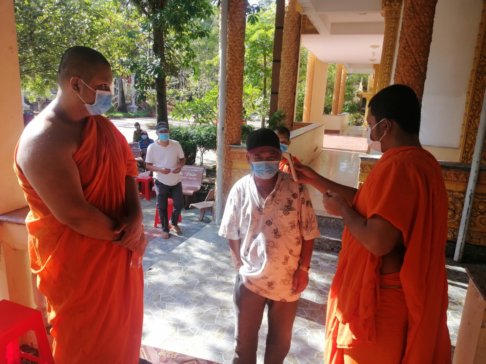 chua kompong tang 200 phan qua cho cac ho ngheo nguoi dan toc khmer