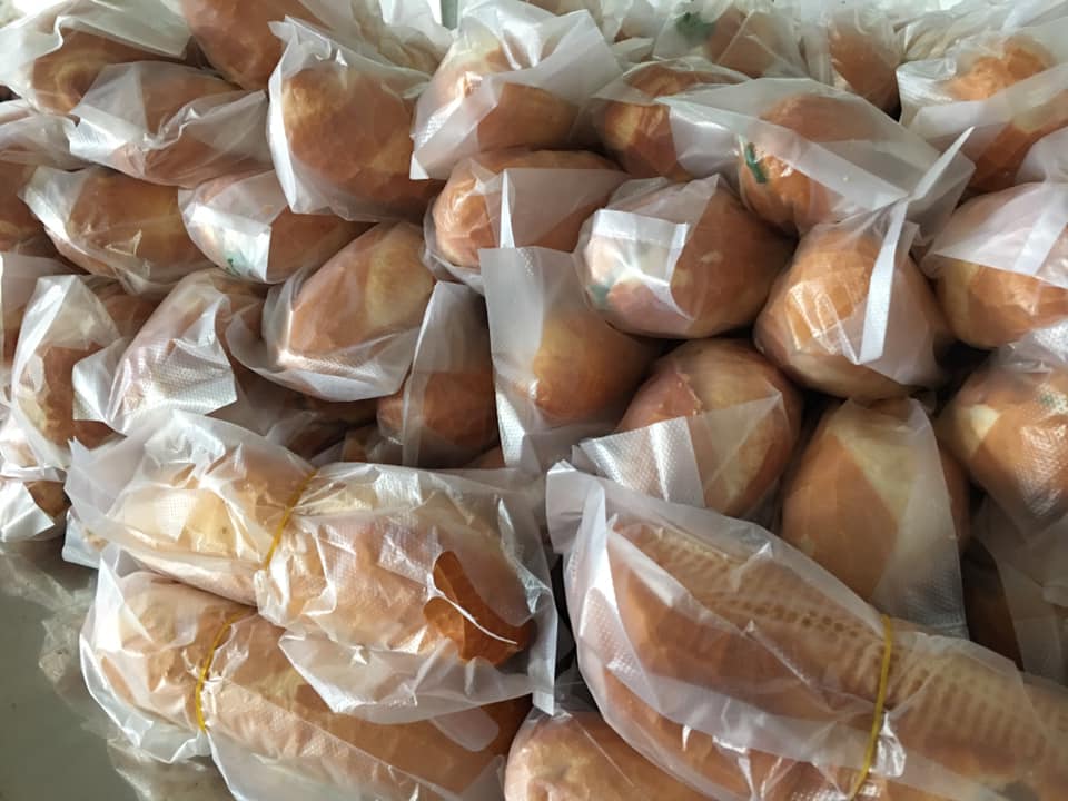 chua lien hoa ho tro gan 2000 phan qua cho nguoi dan hoi huong tu vung dich covid 19