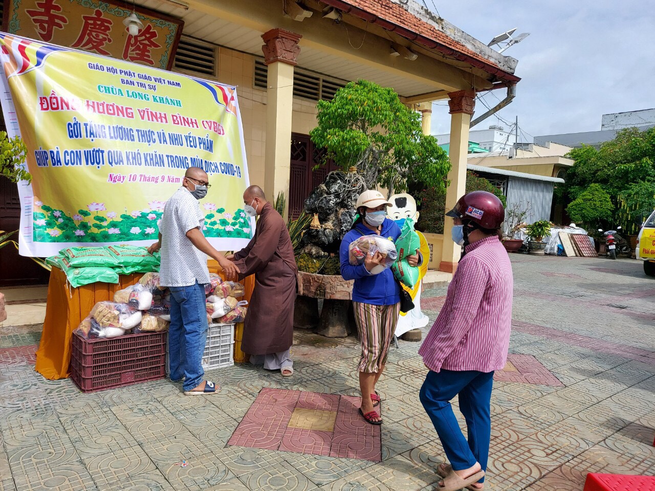 chua long khanh tiep tuc tang 150 phan qua cho nguoi dan kho khan