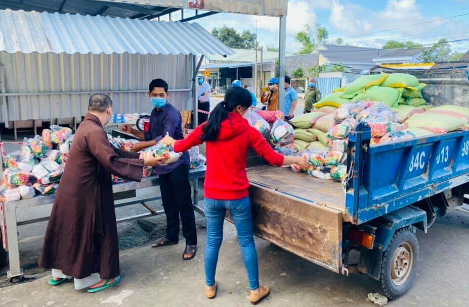 chua long phuoc trao tang 130 phan qua cho ba con khu vuc phong toa