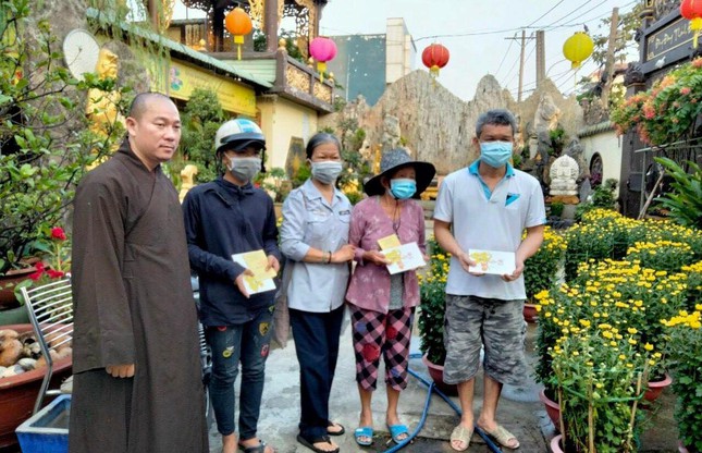 chua minh giac thien ton 2 tp thu duc tang qua tet nguoi ngheo