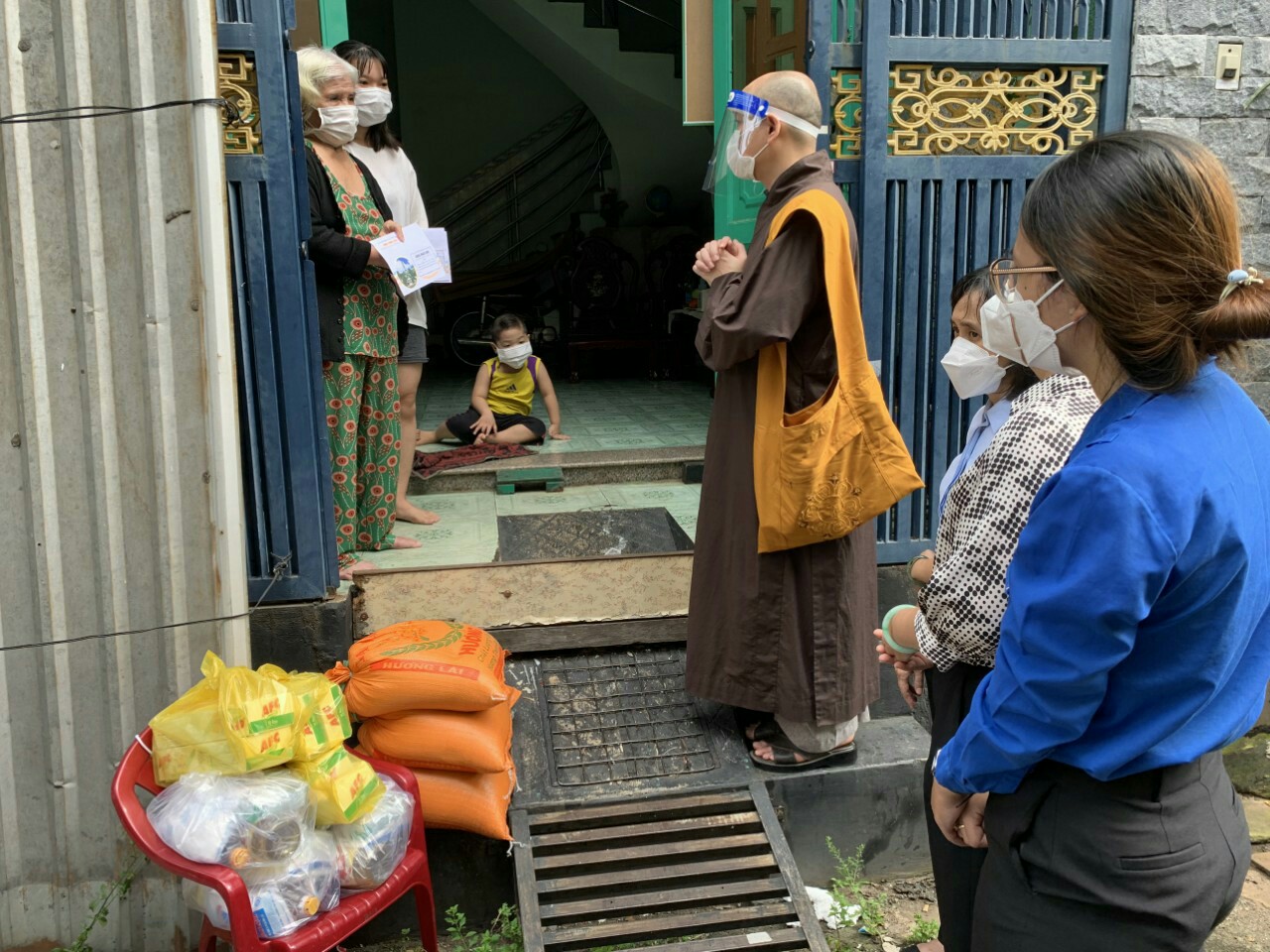 chua phap van tp hcm ho tro vung tam dich gan 400 trieu dong