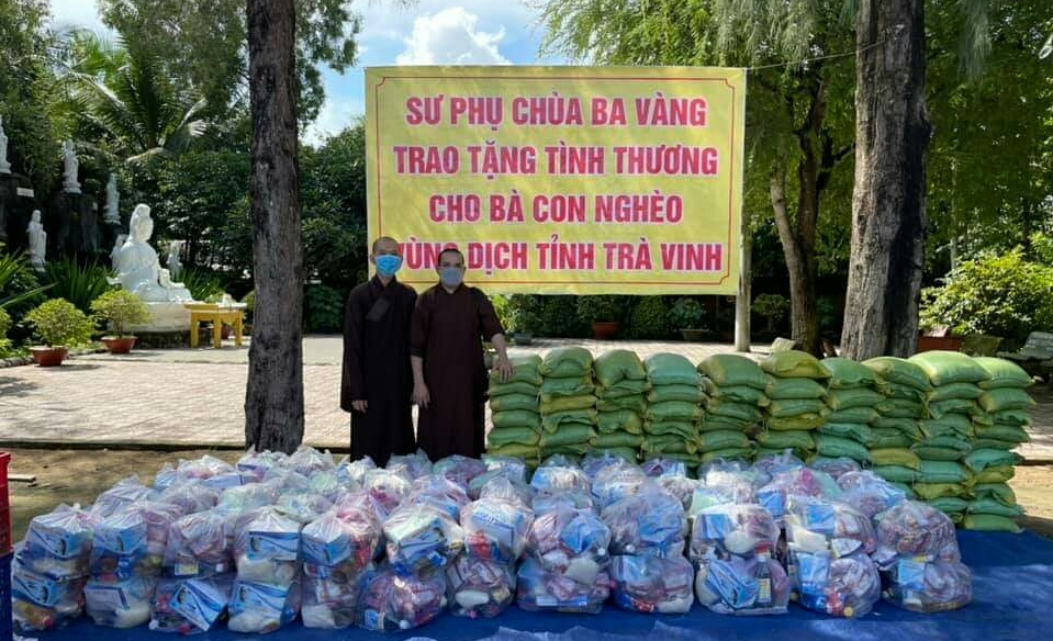 chua phat buu tang 200 phan qua cho ba con kho khan
