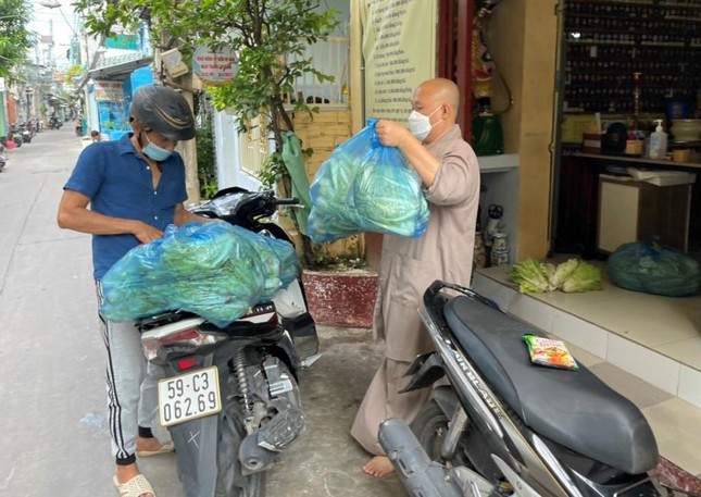 chua phuoc duyen ho tro hang tram phan qua cho ba con khu cach lyphong toa