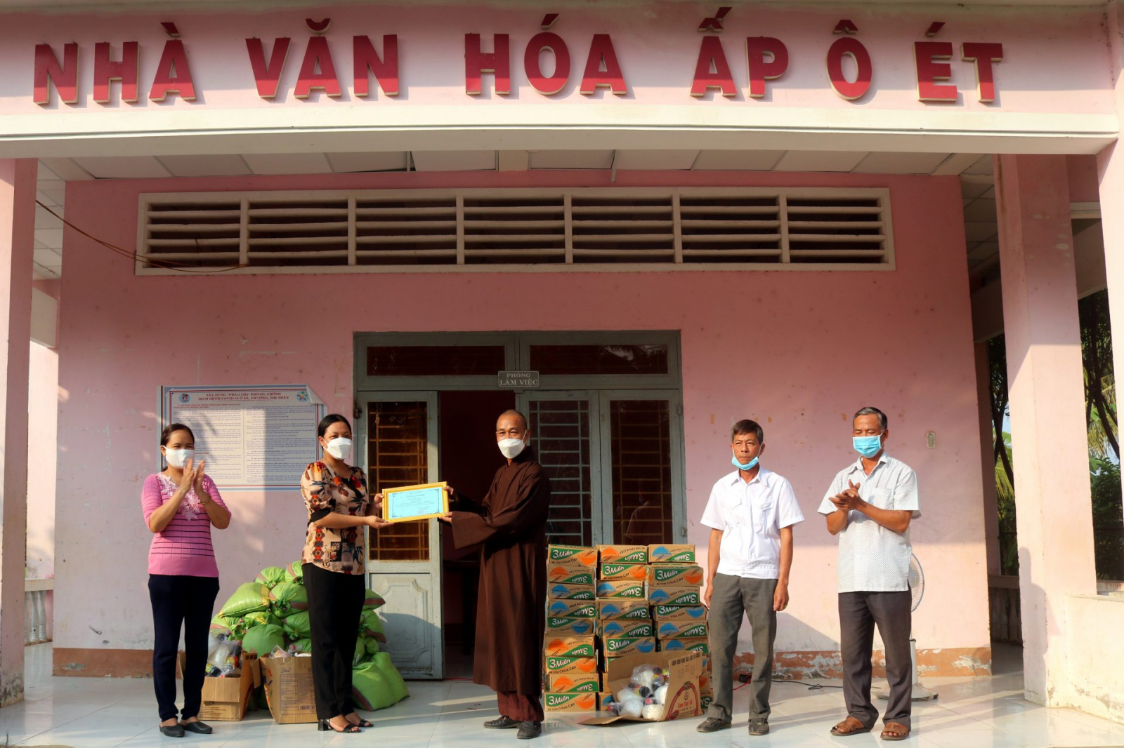 chua phuoc hoa to chuc nhieu dot tang qua tet den voi ba con co hoan canh kho