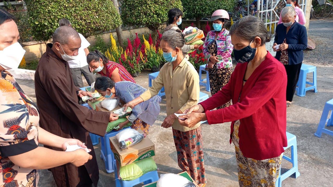 chua phuoc hoa to chuc nhieu dot tang qua tet den voi ba con co hoan canh kho