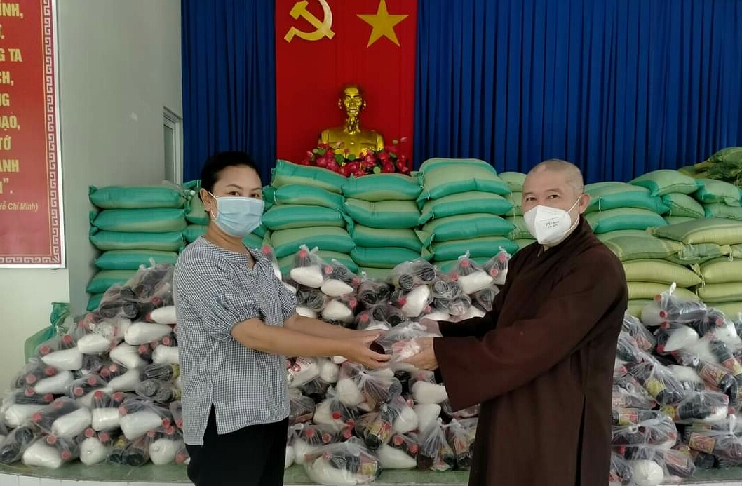 chua phuoc hung ho tro nguoi dan kho khan do dich benh covid 19