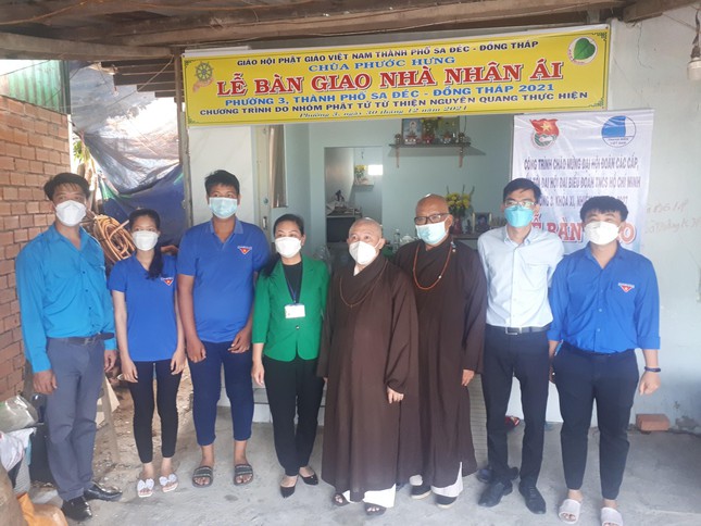 chua phuoc hung nhom phat tu nguyen quang ban giao nha nhan ai tai tp sa dec