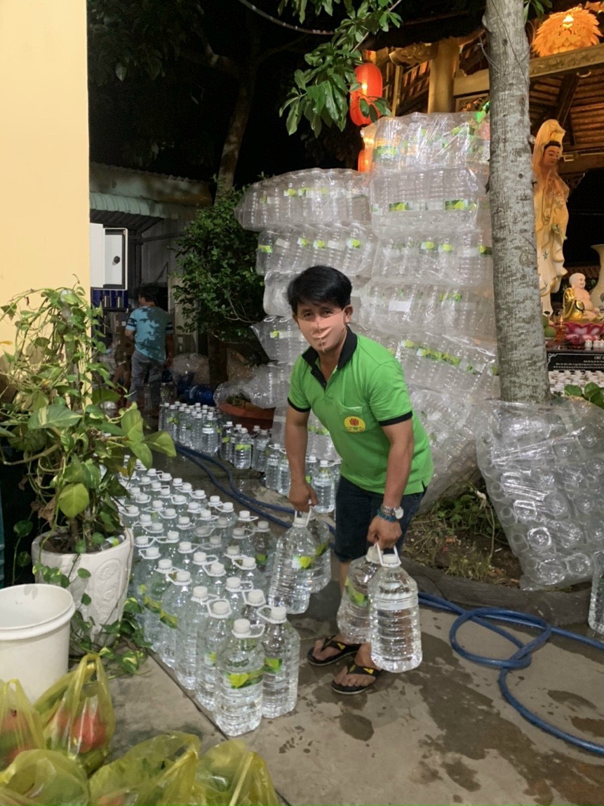 chua thanh duc trao 2000 phan qua ho tro ba con tai cac khu vuc cach ly dich covid 19