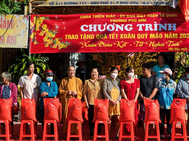chua thien giac tham va tang qua tet den cac gia dinh kho khan