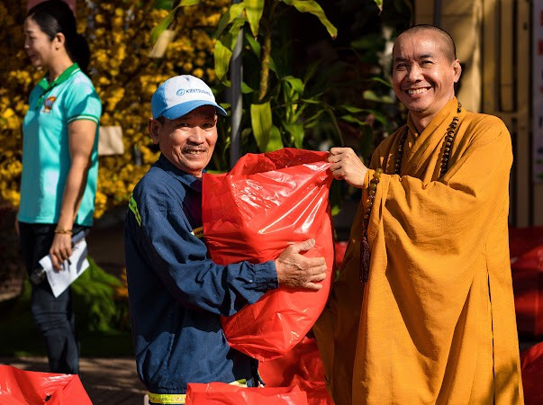 chua thien giac tham va tang qua tet den cac gia dinh kho khan