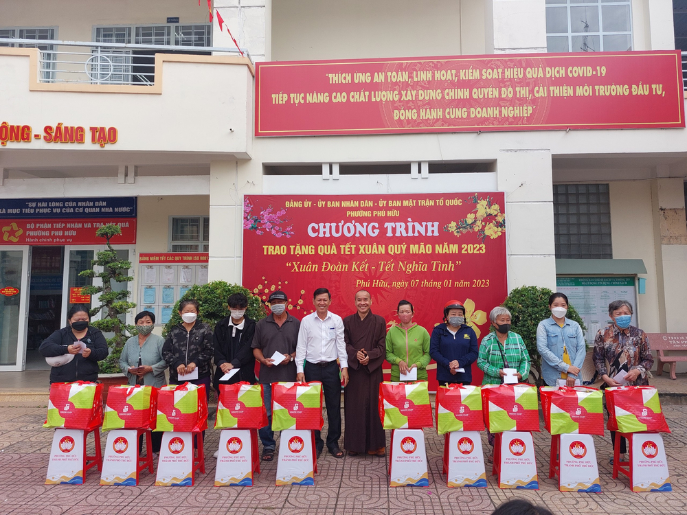 chua thien giac tham va tang qua tet den cac gia dinh kho khan
