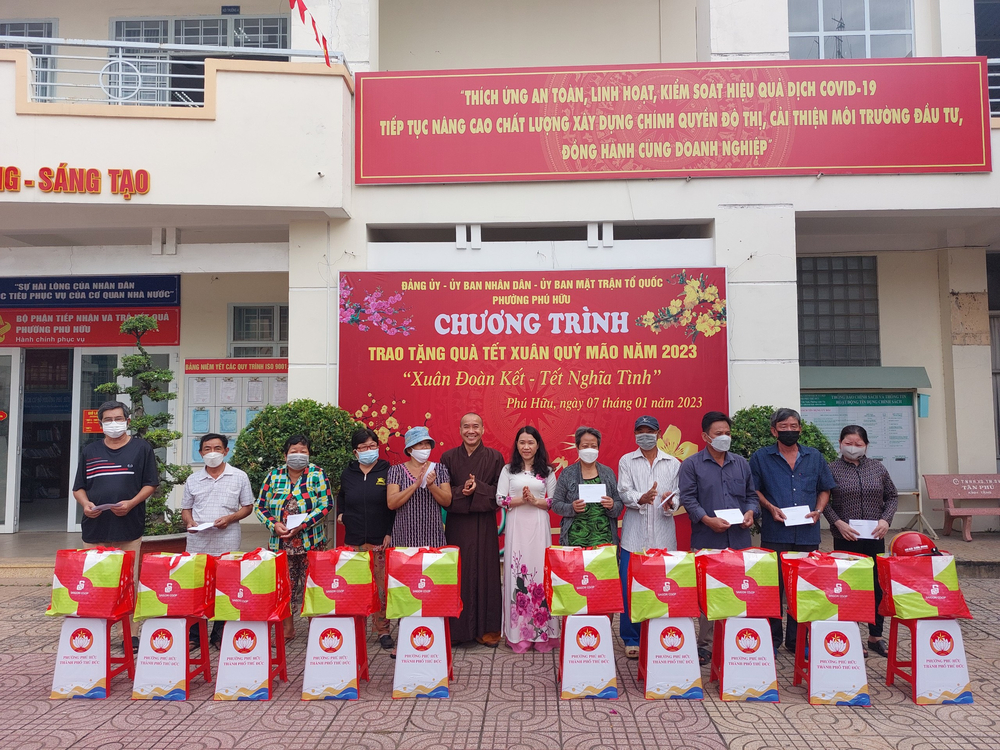 chua thien giac tham va tang qua tet den cac gia dinh kho khan