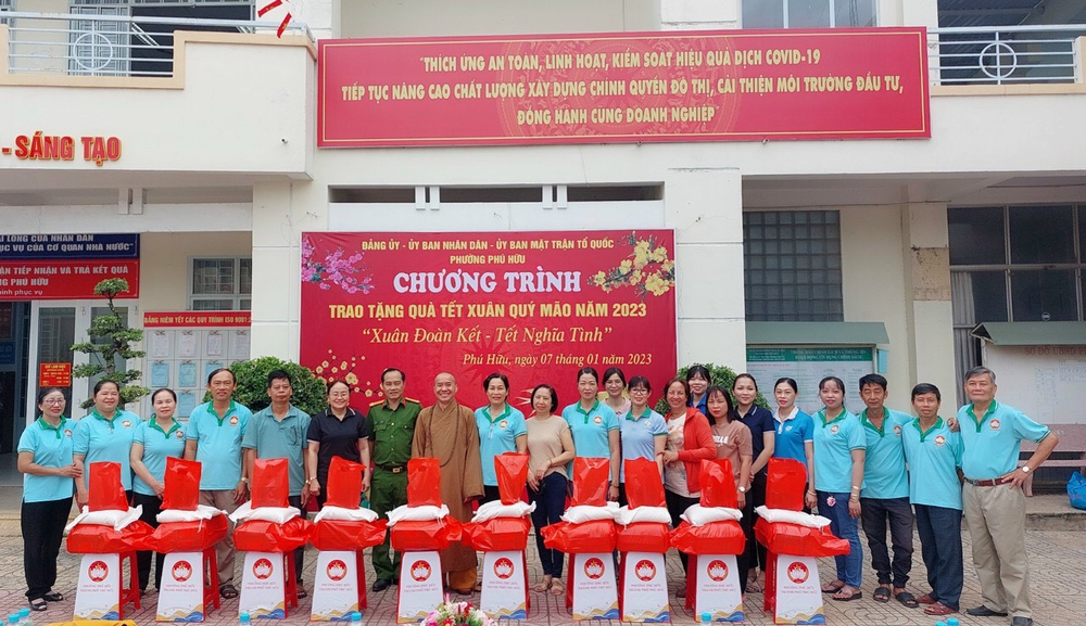 chua thien giac tham va tang qua tet den cac gia dinh kho khan