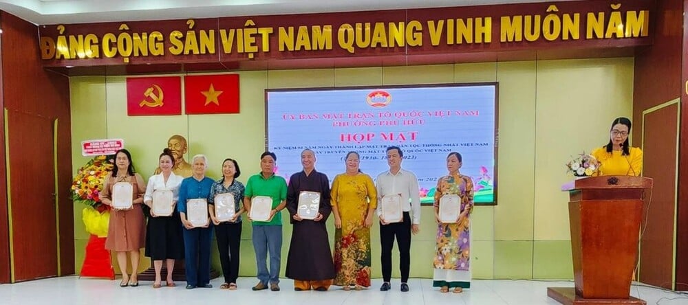 chua thien giac trao qua nhan dip ky niem 93 nam ngay truyen thong mat tran to quoc viet nam