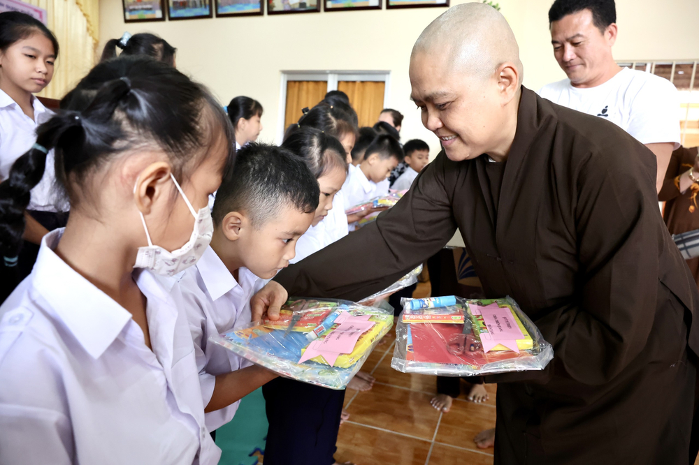 chua thien quang tang qua cho hoc sinh khuyet tat ?nhan le khai giang nam hoc moi