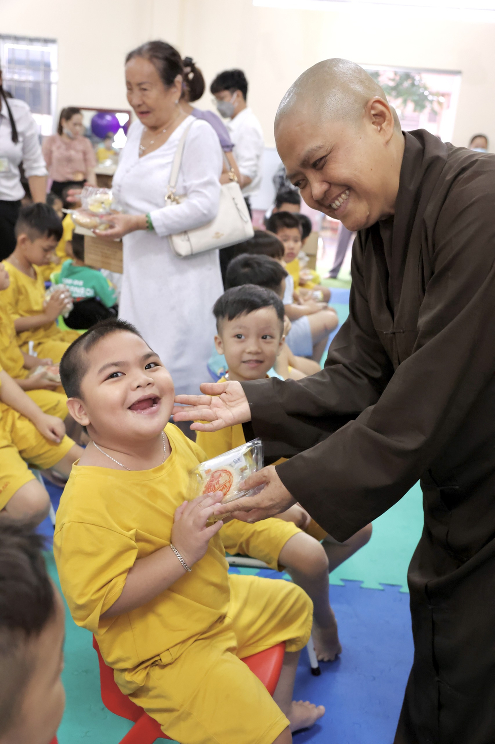 chua thien quang tang qua cho hoc sinh khuyet tat ?nhan le khai giang nam hoc moi