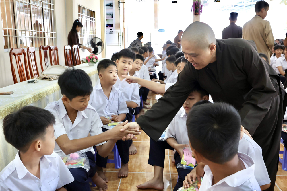 chua thien quang tang qua cho hoc sinh khuyet tat ?nhan le khai giang nam hoc moi