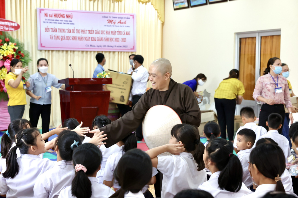 chua thien quang tang qua cho hoc sinh khuyet tat ?nhan le khai giang nam hoc moi