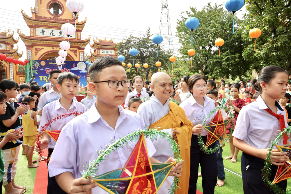 chua thien quang to chuc  ??vui hoi trang ram ?? cho thieu nhi