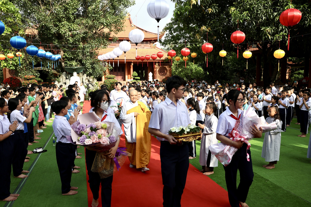 chua thien quang to chuc  ??vui hoi trang ram ?? cho thieu nhi