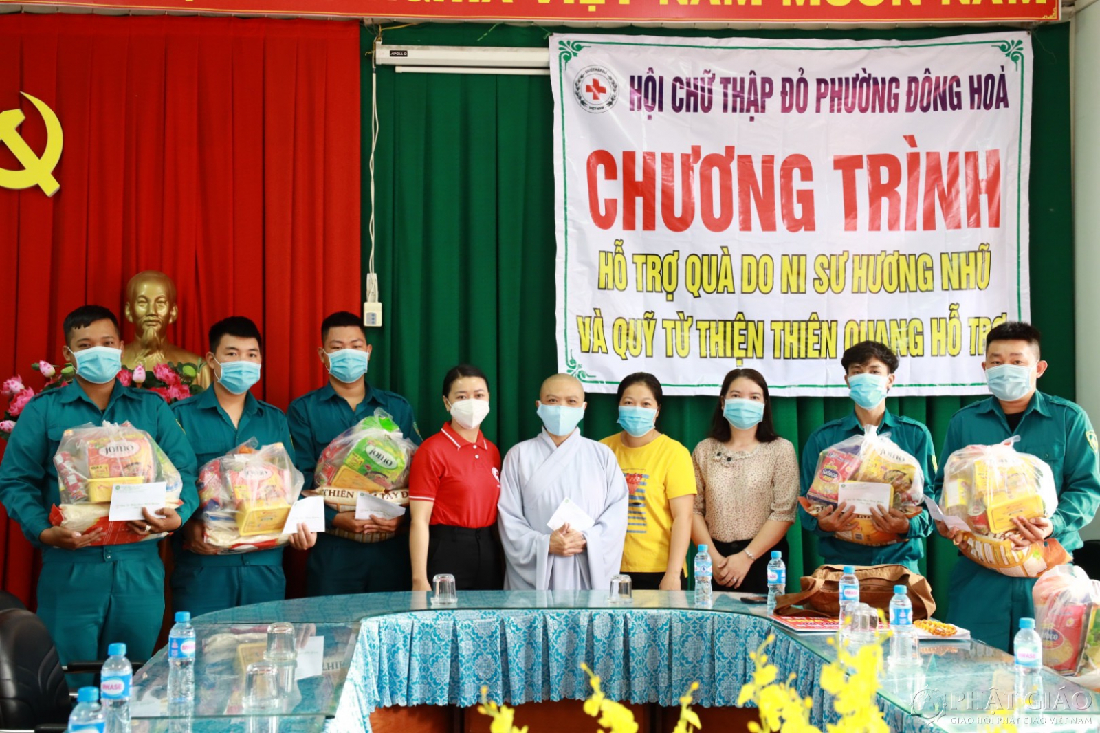 chua thien quang trao qua cho dan quan phong chong dich va ho tro nguoi dan kho khan trong mua dich covid