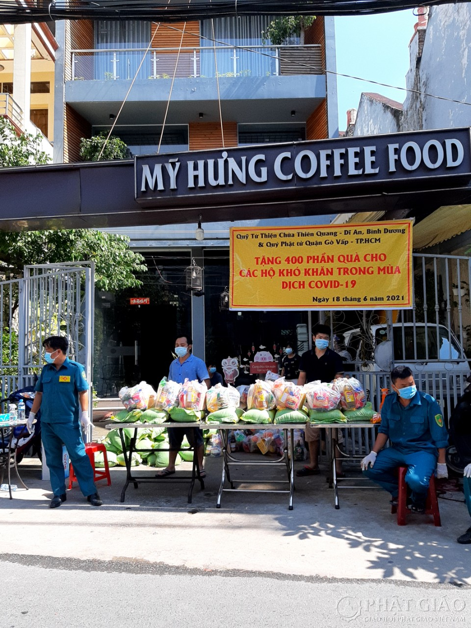 chua thien quang trao qua cho dan quan phong chong dich va ho tro nguoi dan kho khan trong mua dich covid