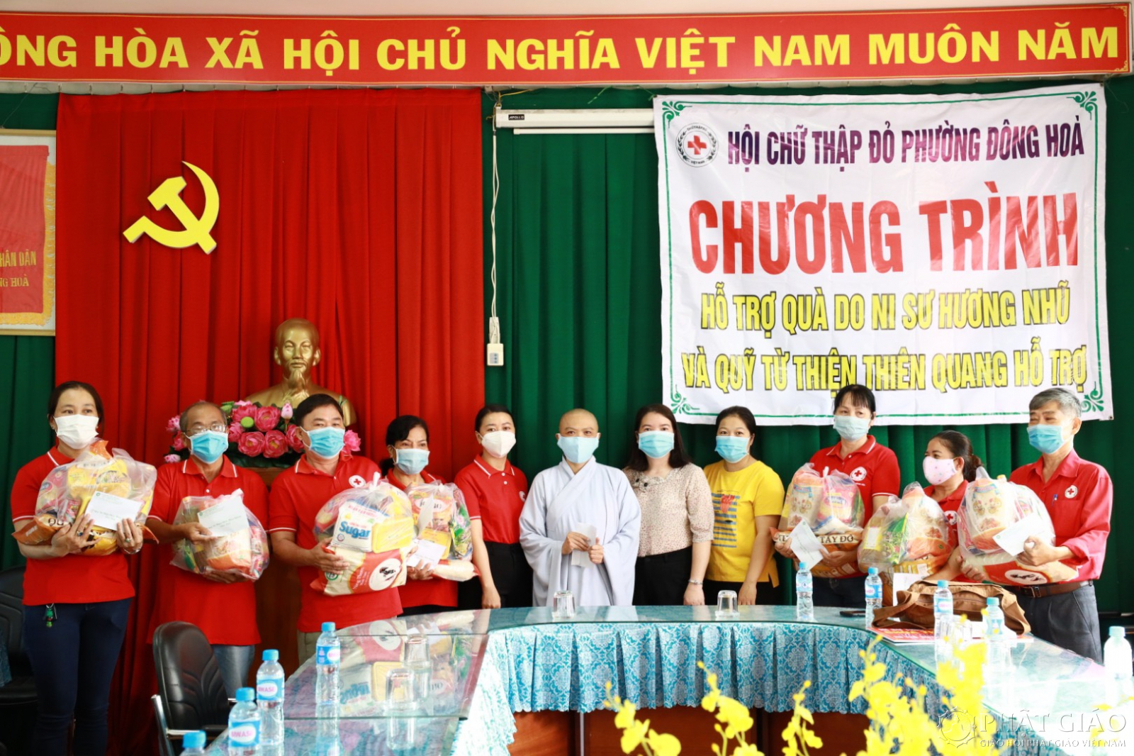 chua thien quang trao qua cho dan quan phong chong dich va ho tro nguoi dan kho khan trong mua dich covid