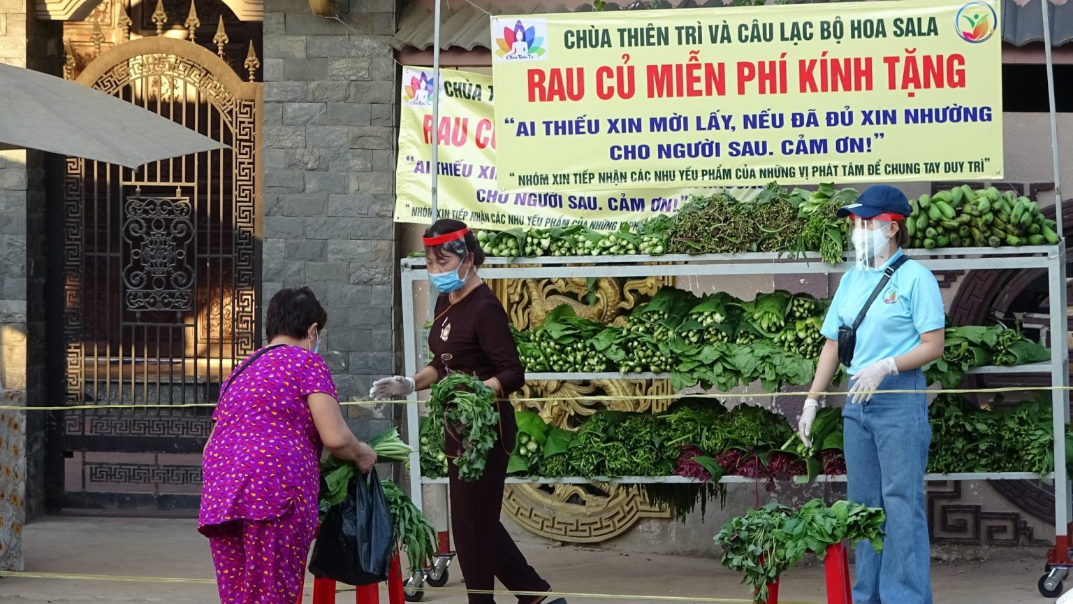 chua thien tri duy tri ho tro hon 600 suat com tu thien va 150 kg rau xanh tai huyen binh chanh