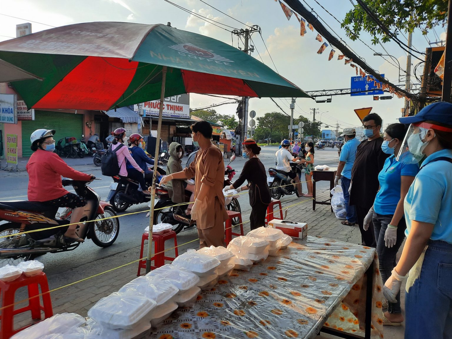 chua thien tri duy tri ho tro hon 600 suat com tu thien va 150 kg rau xanh tai huyen binh chanh