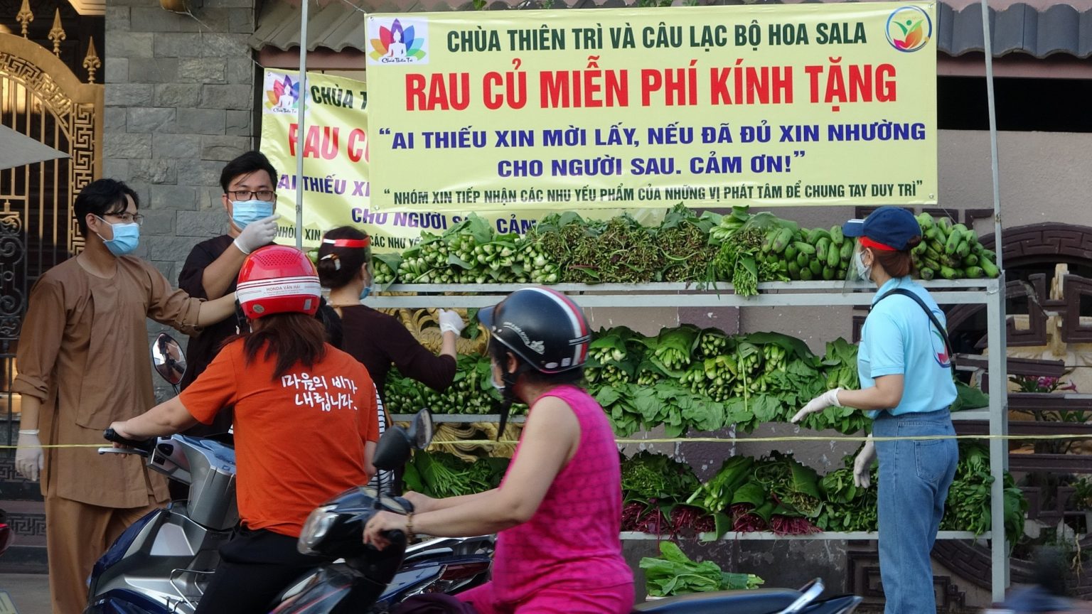 chua thien tri duy tri ho tro hon 600 suat com tu thien va 150 kg rau xanh tai huyen binh chanh