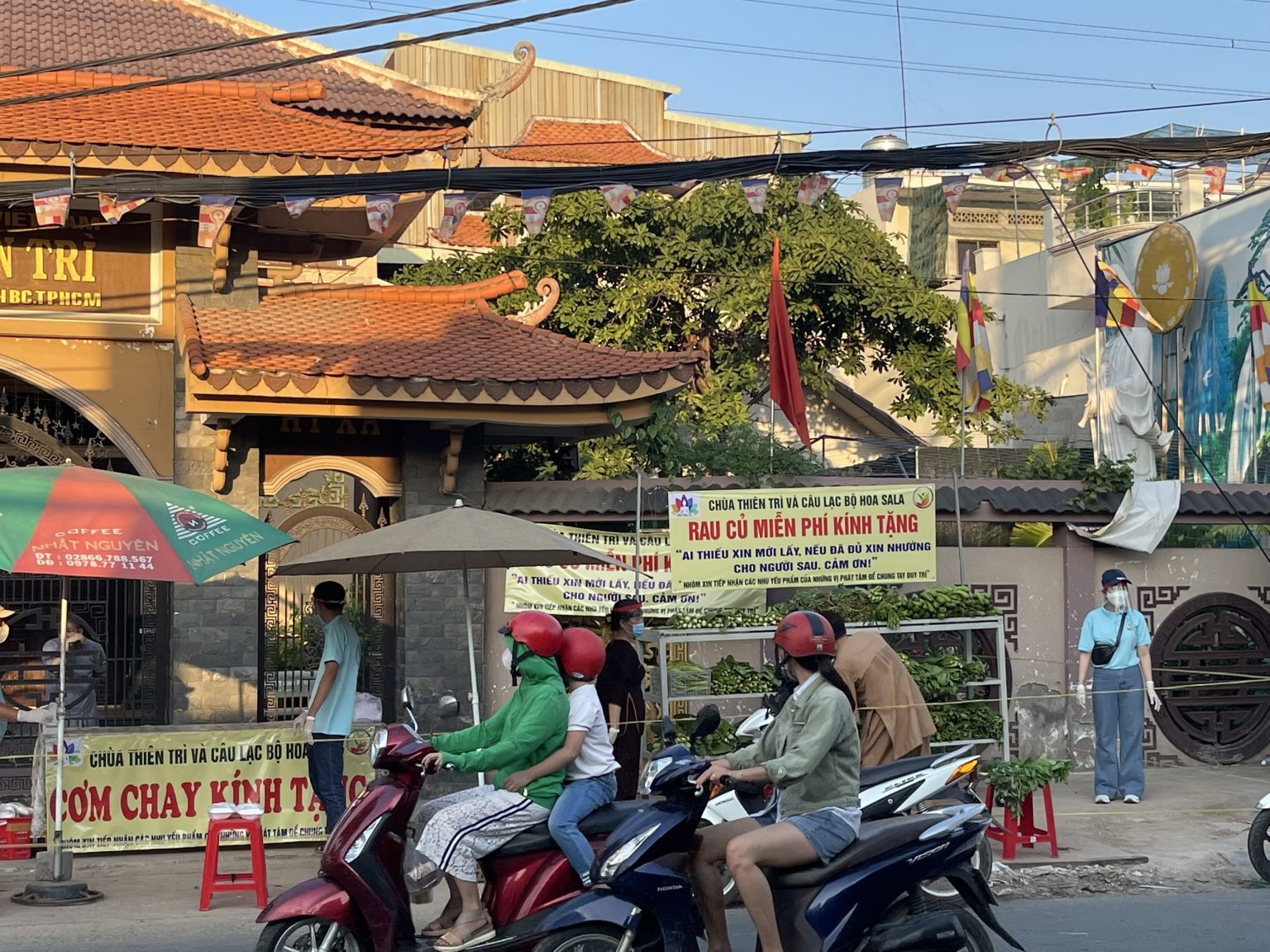 chua thien tri duy tri ho tro hon 600 suat com tu thien va 150 kg rau xanh tai huyen binh chanh