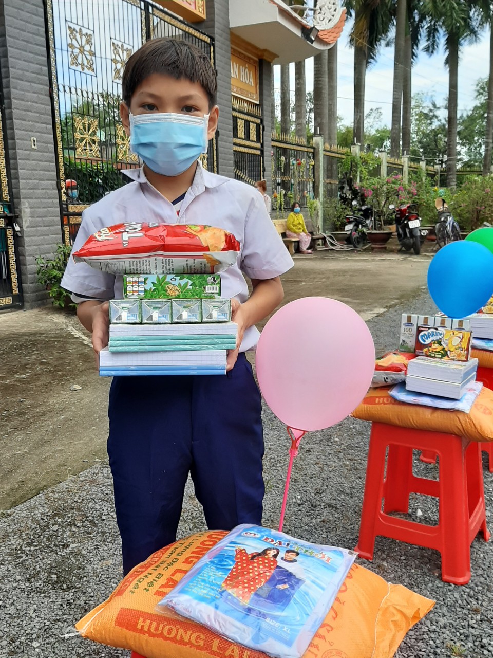 chua truong phuoc ho tro hoc sinh truong tieu hoc tan huong buoc vao nam hoc moi