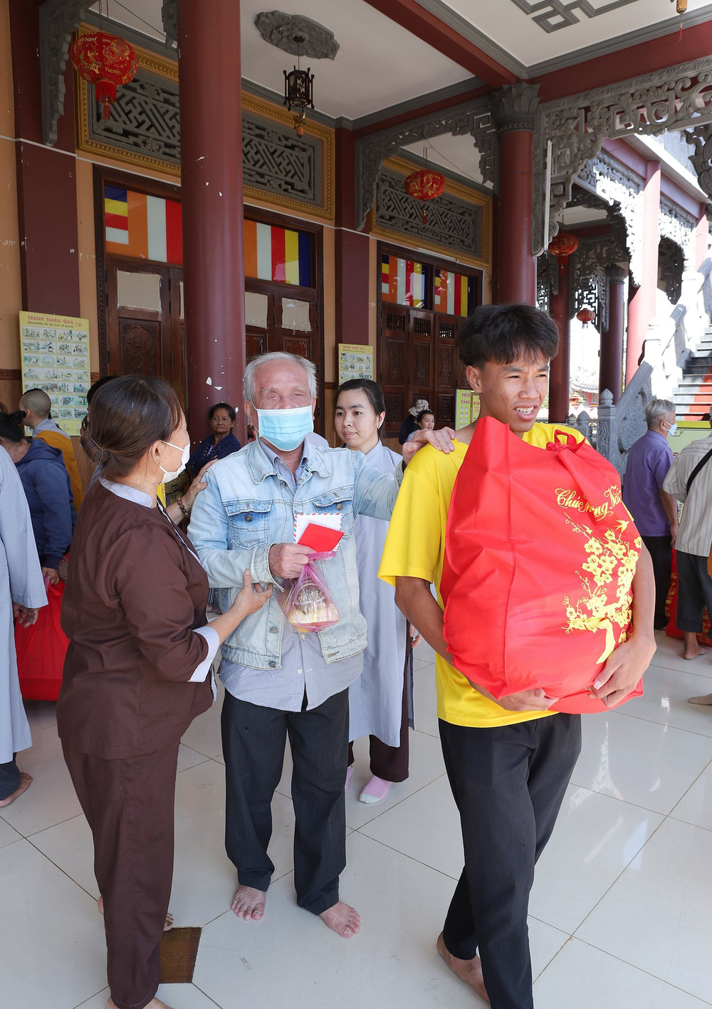 chua tu hue to chuc khoa tu  ??gieo hat hanh phuc ?? lan thu 7 va tang qua tet cho ba con khiem thi