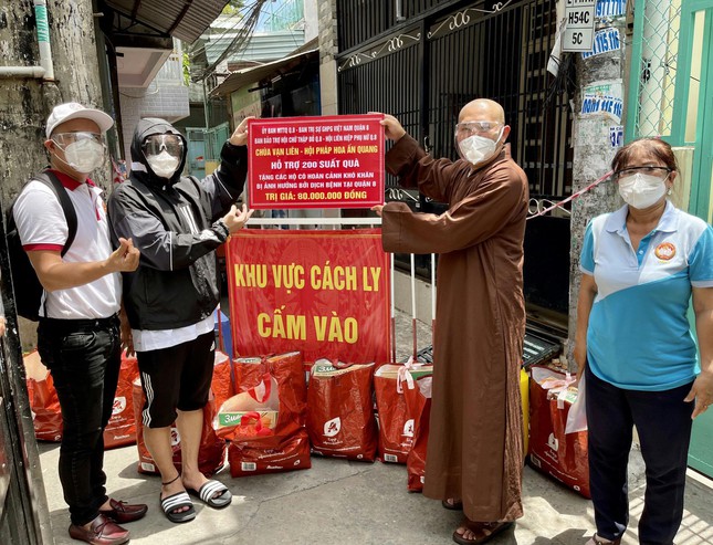 chua van lien hoi phap hoa an quang trao tang 200 phan qua tai quan 8