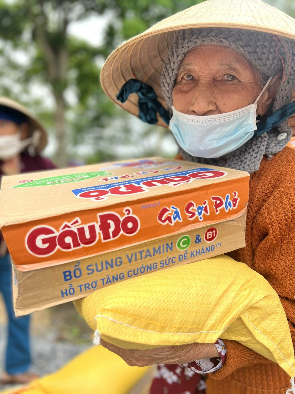 chua vuong xa trao 350 phan qua ho tro nguoi dan huyen hai lang