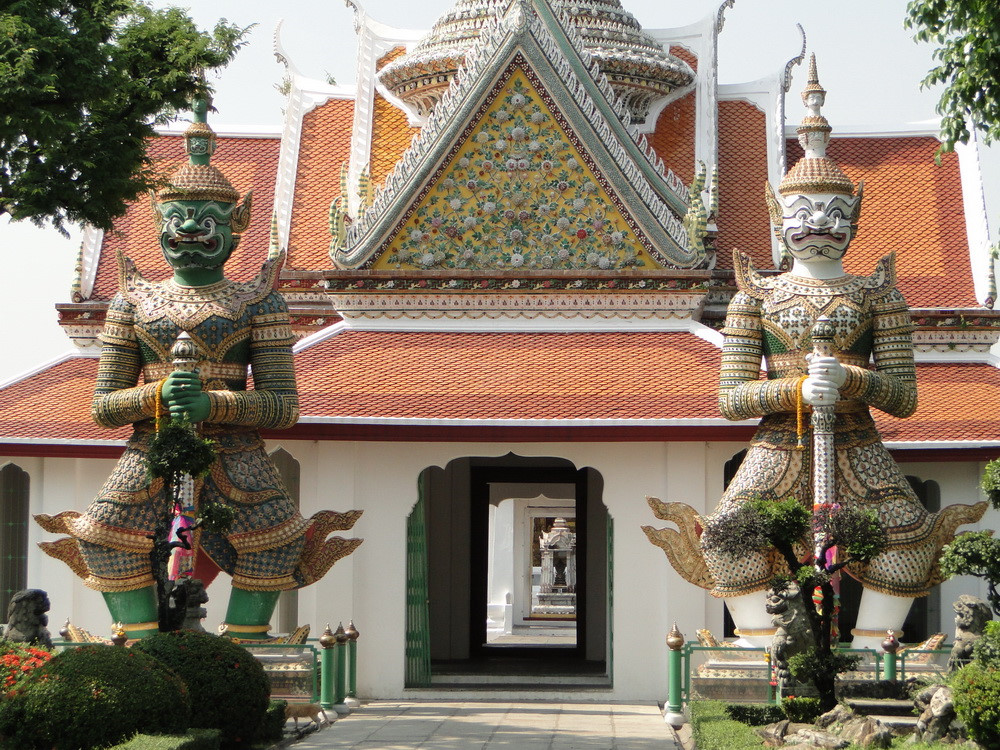 chu ?a wat arun   ngoi nha ? cu ?a pha ?t ngo ?c ta ?i tha ?i lan