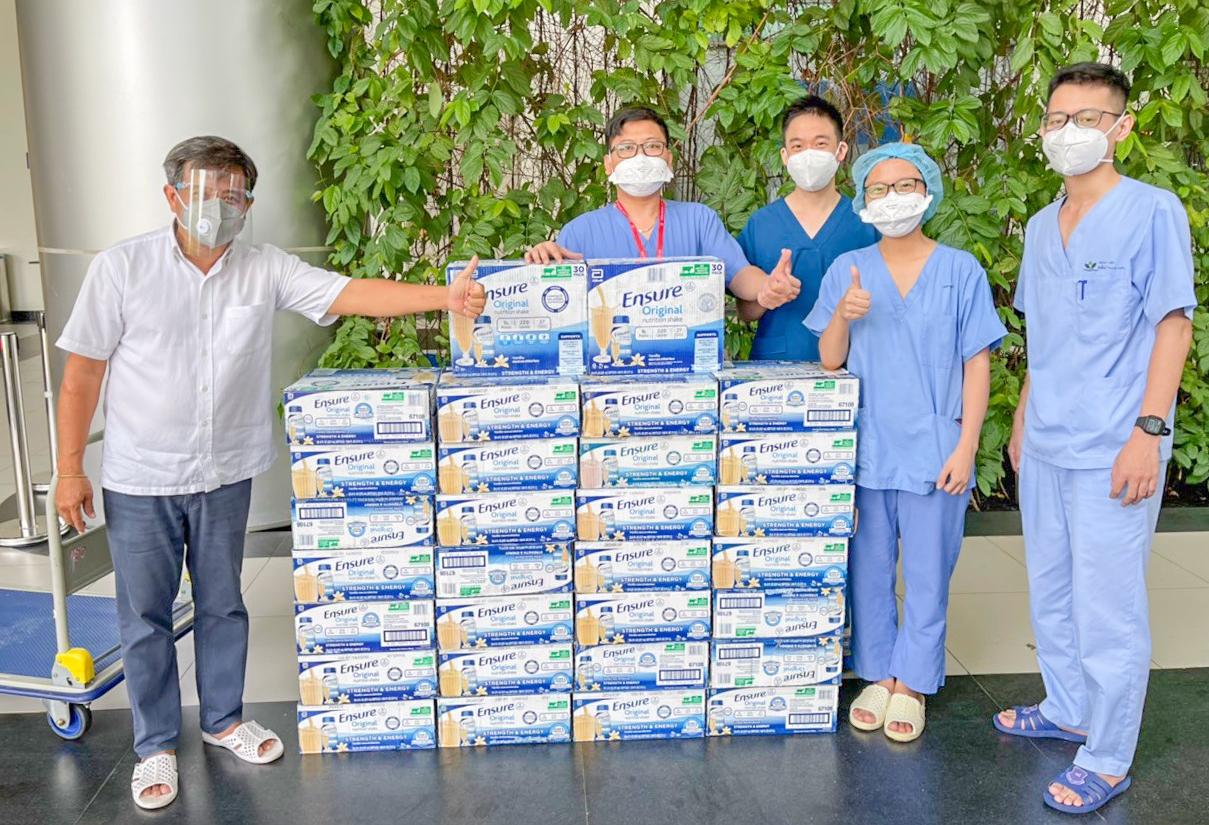 chung tay ho tro cac nhan vien y te va nguoi dan co hoan canh kho khan tai tp  ho chi minh