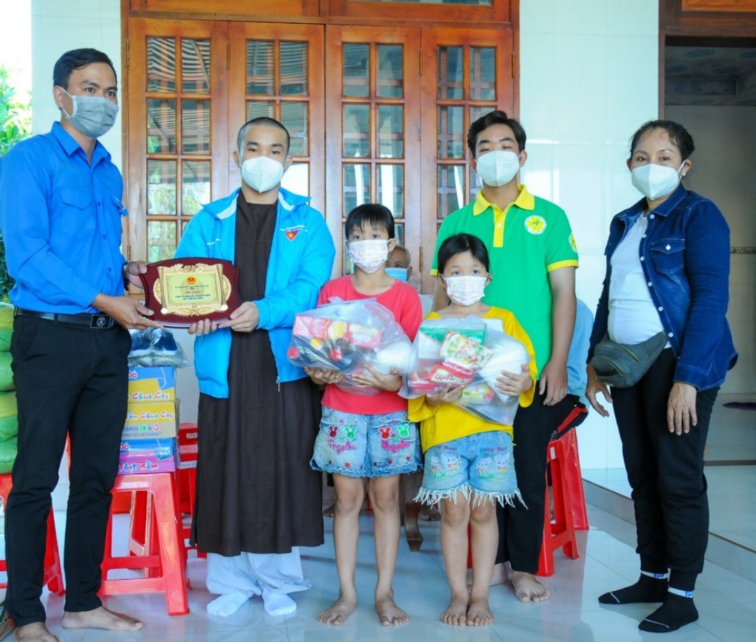 clb thien nguyen co bon la tiep noi chuoi chuong trinh ??xuan yeu thuong ??