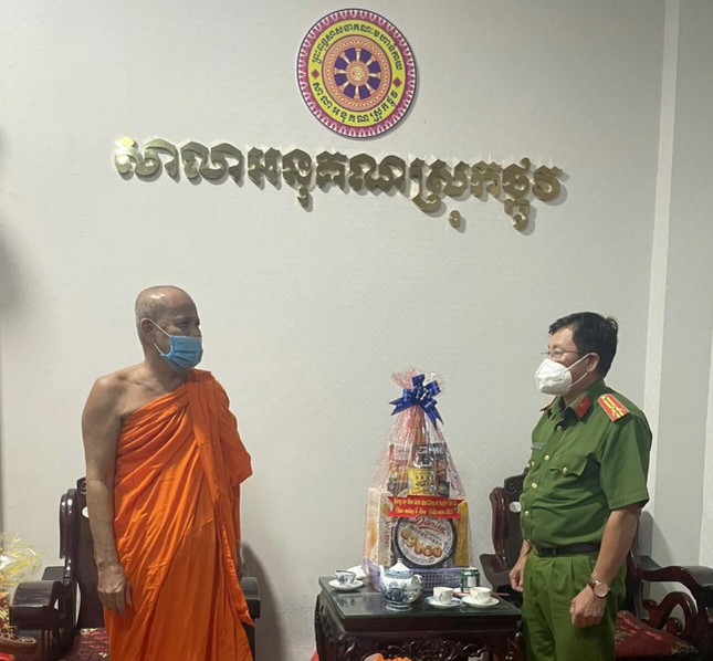 cong an huyen tra cu tham chuc mung le sen don ta