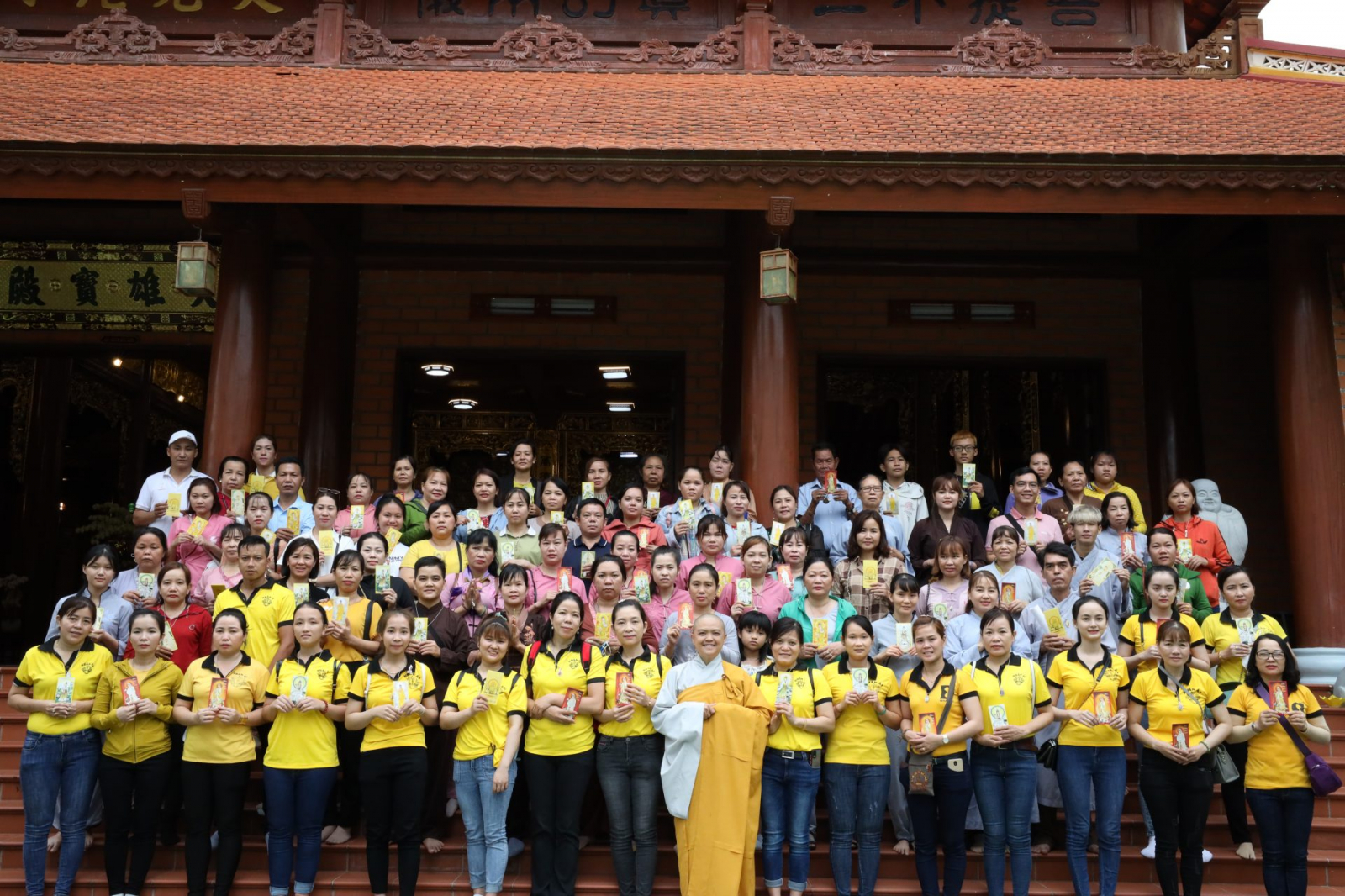 cong nhan vien cty freetrend khu che xuat linh trung i ve chua thien quang nghe phap dau xuan nham dan