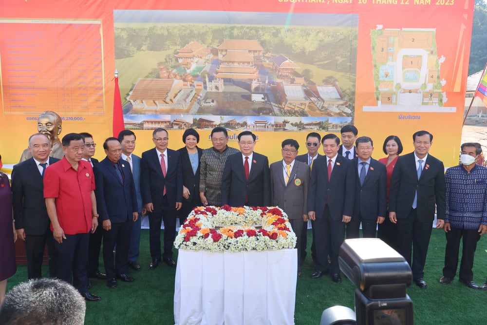 cu hanh nghi thuc dat da va cau an tai khu di tich lich su ho chi minh thai lan