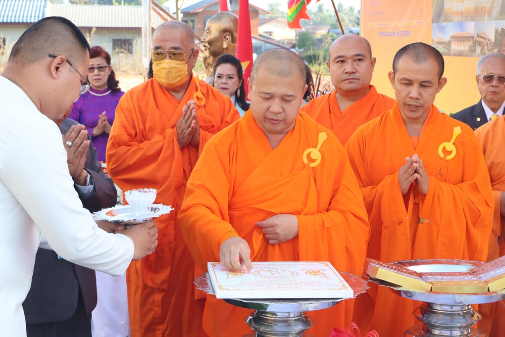 cu hanh nghi thuc dat da va cau an tai khu di tich lich su ho chi minh thai lan